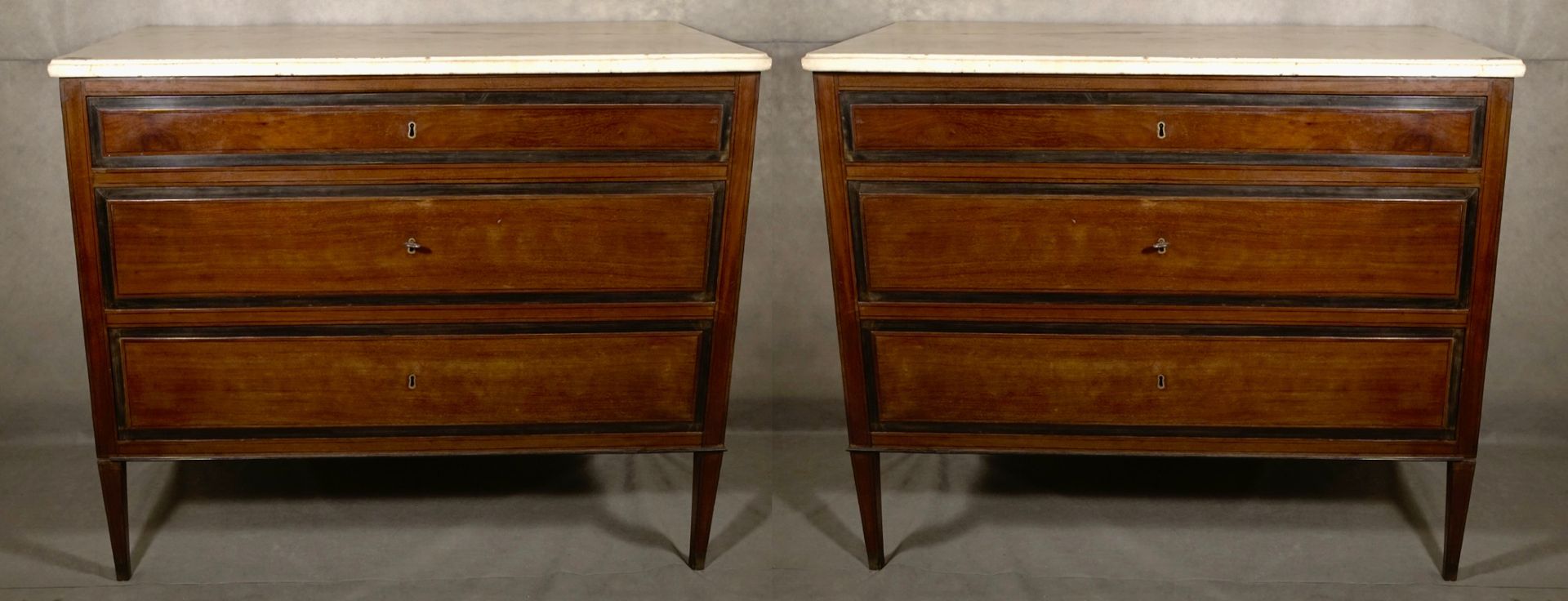Coppia di cassettoni in legno di mogano di Cuba ed ebano, marmi bianco statuario, Secolo XVIII, Napoli, Stile Luigi XVI