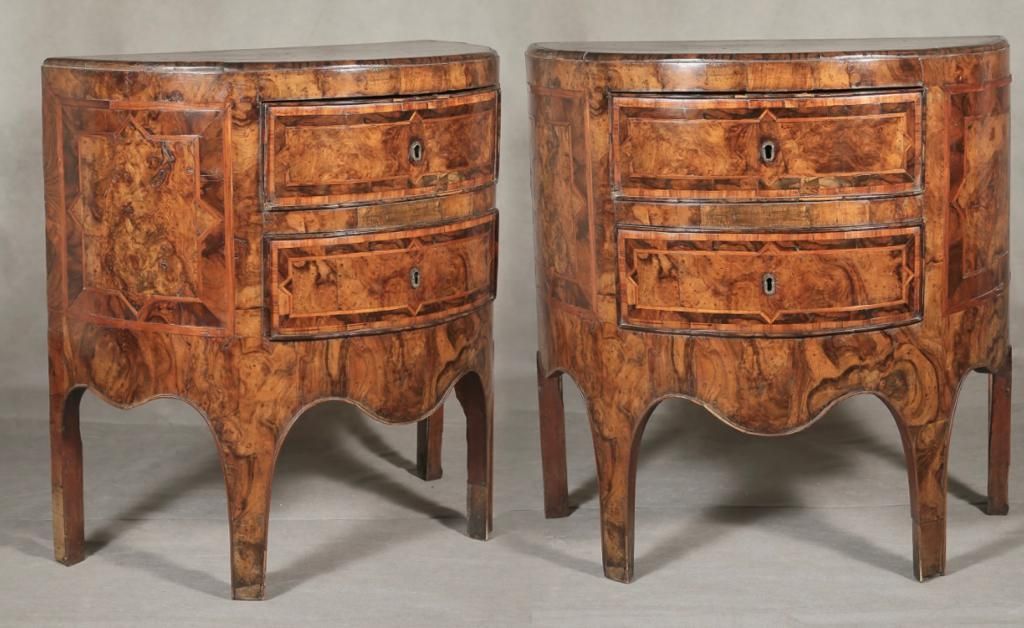 Coppia di eleganti commodes a mezzaluna, Napoli, XVIII secolo