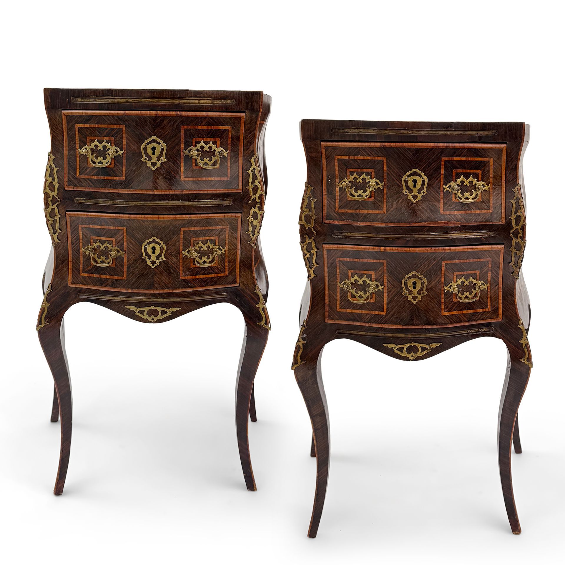 Coppia di eleganti comodini lastronati in bois de violette, Sicilia, XIX secolo