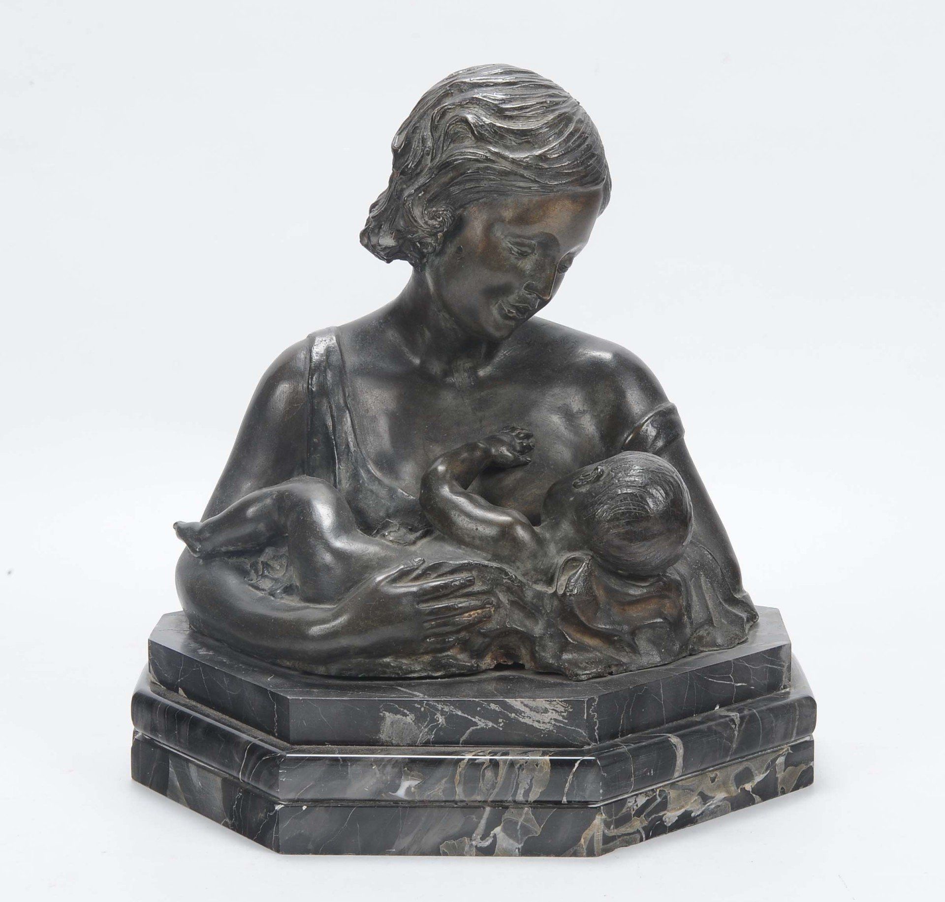 Piccola scultura in bronzo raffigurante maternità: altezza cm 32.