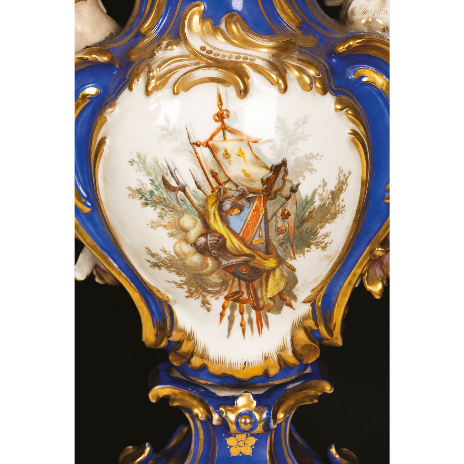 Monumentale trittico composto da una pendola e una coppia di vasi, Francia, 1830 circa