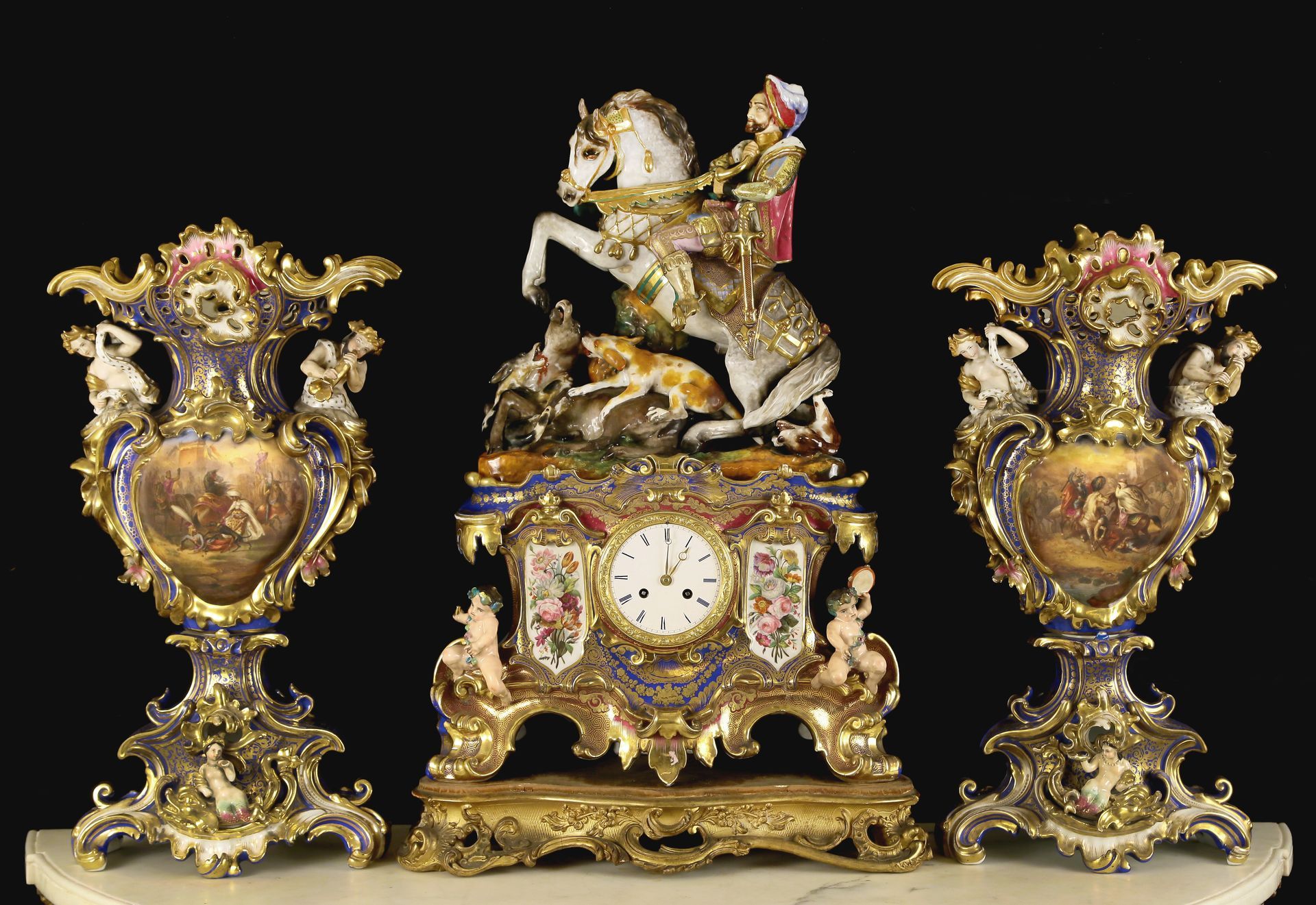 Monumentale trittico composto da una pendola e una coppia di vasi, Francia, 1830 circa