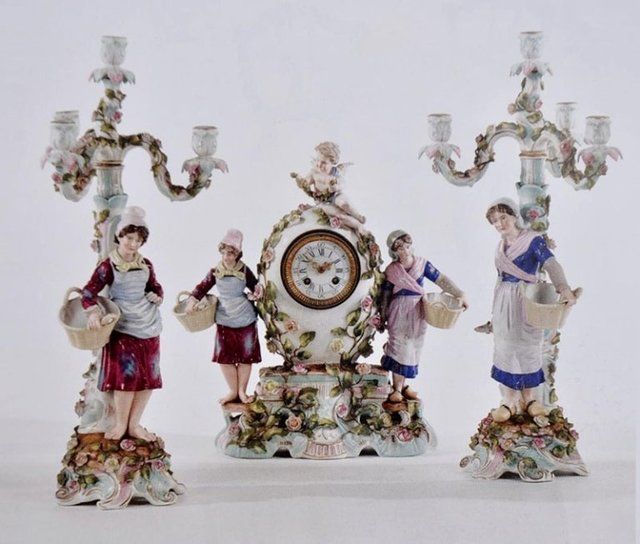 Trittico in porcellana decorato con rami di rose, caratterizzato da figure scultoree di contadine e putto. Francia XIX sec..