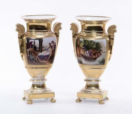 Coppia di vasi Impero di forma schiacciata con anse raffiguranti leoni alati.