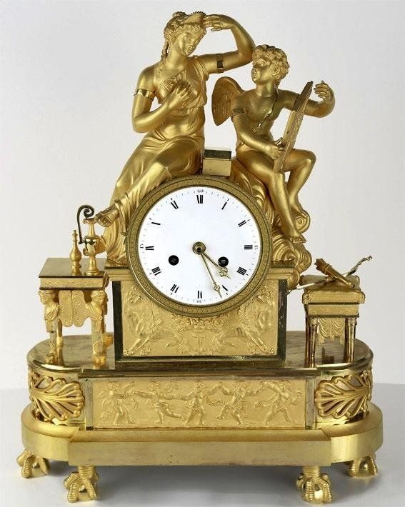Manifattura Francese c. 1825 - 1835: coppia di orologi con fastigio raffigurante Venere e Amore