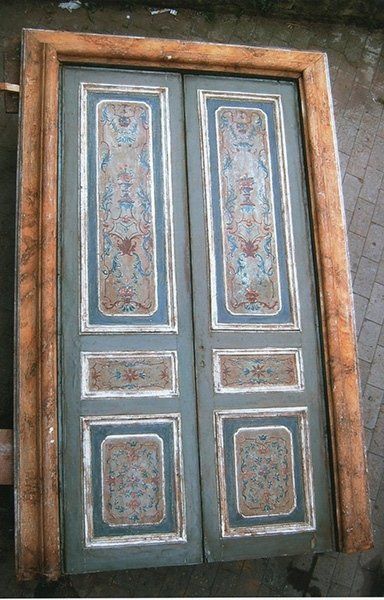 Porta a due ante laccata con cornici e pannelli con formelle in legno dorato a mecca completa di mostra