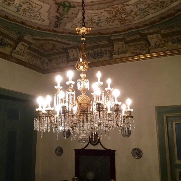 Grande lampadario in bronzo lavorato e dorato, metà del secolo XIX.