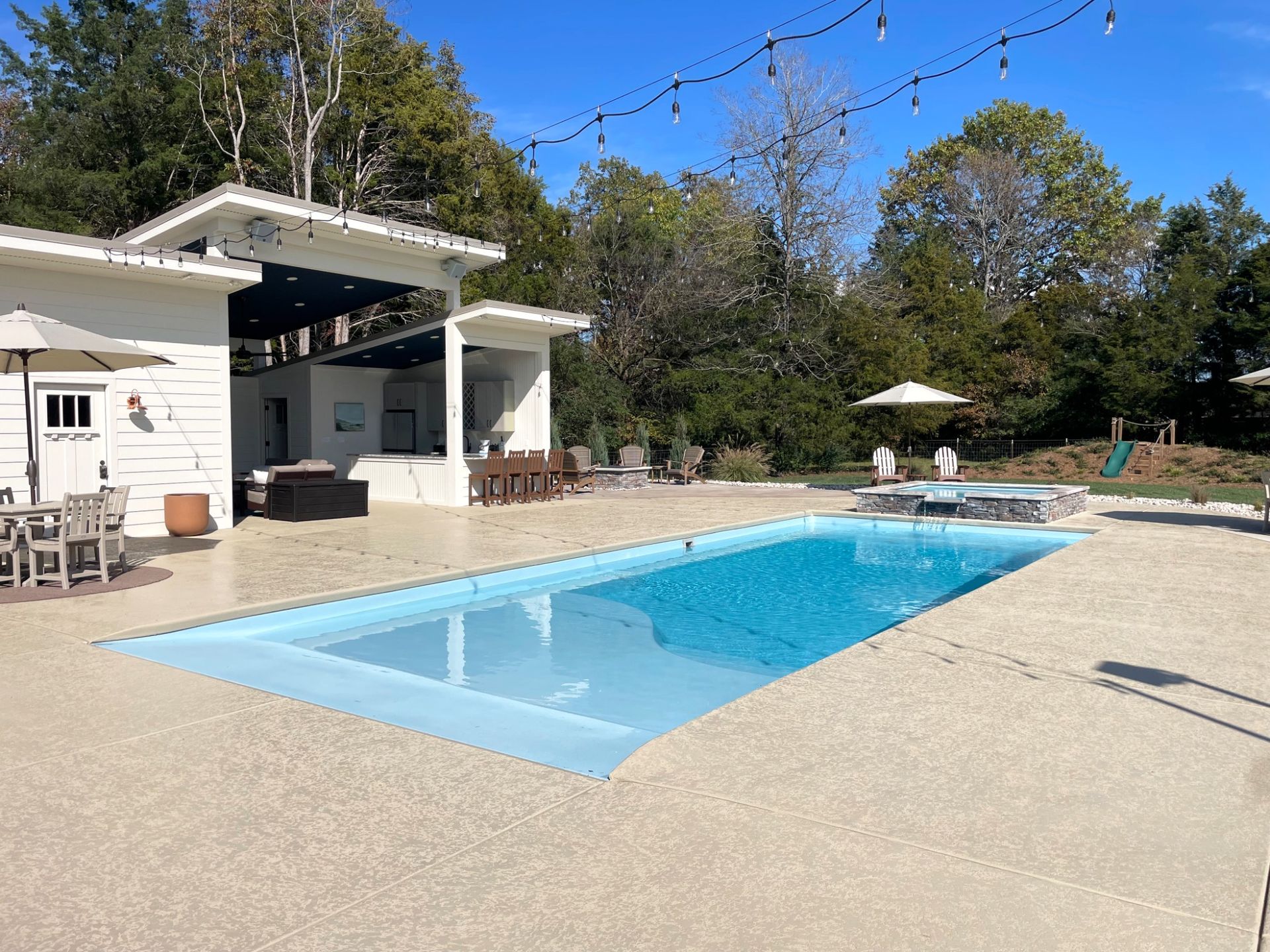 Modern Grace beach entry pool with attached spa and outdoor kitchen in Murfreesboro TN