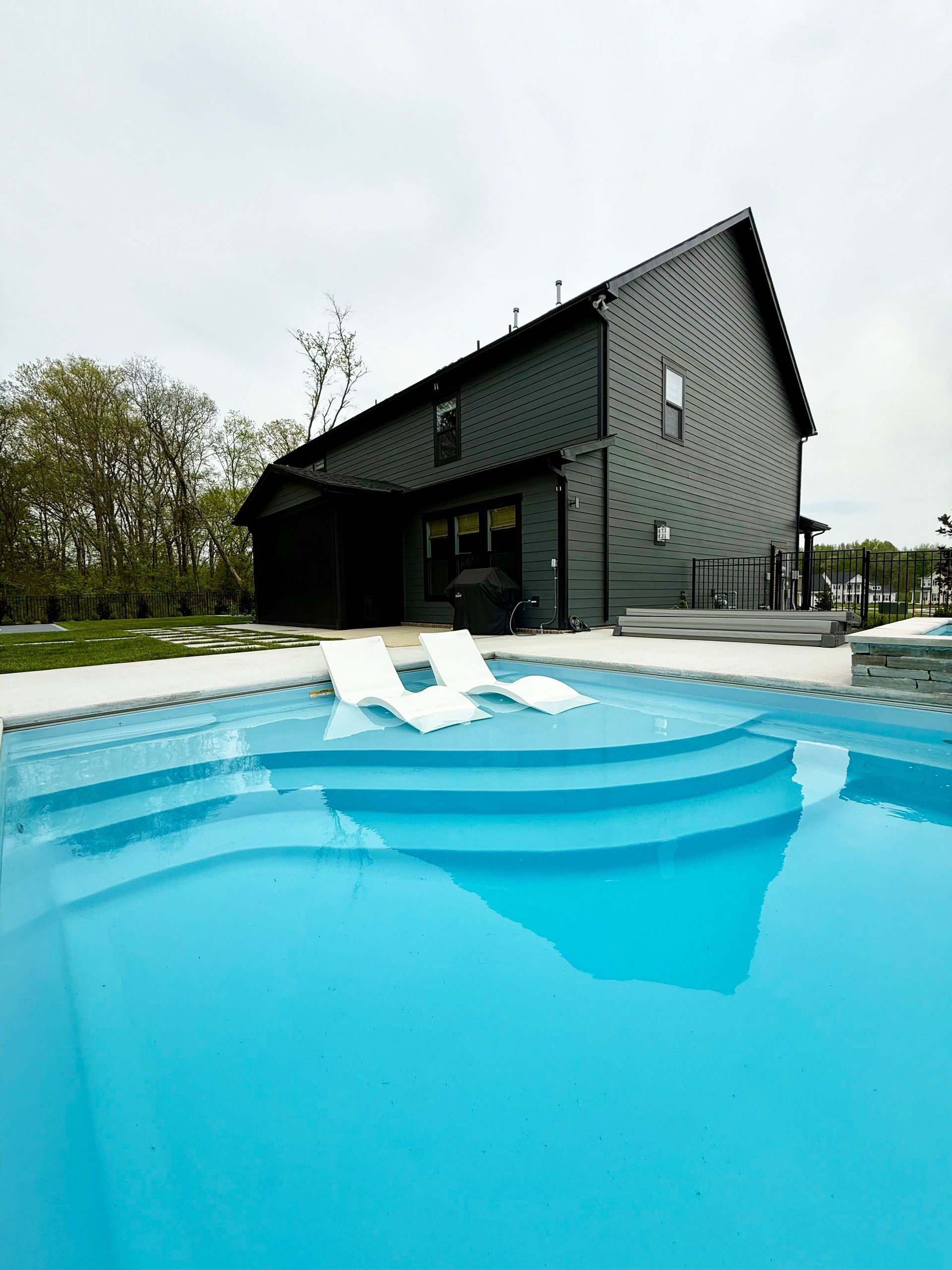 Pool entry with integrated steps and two loungers in Murfreesboro, TN
