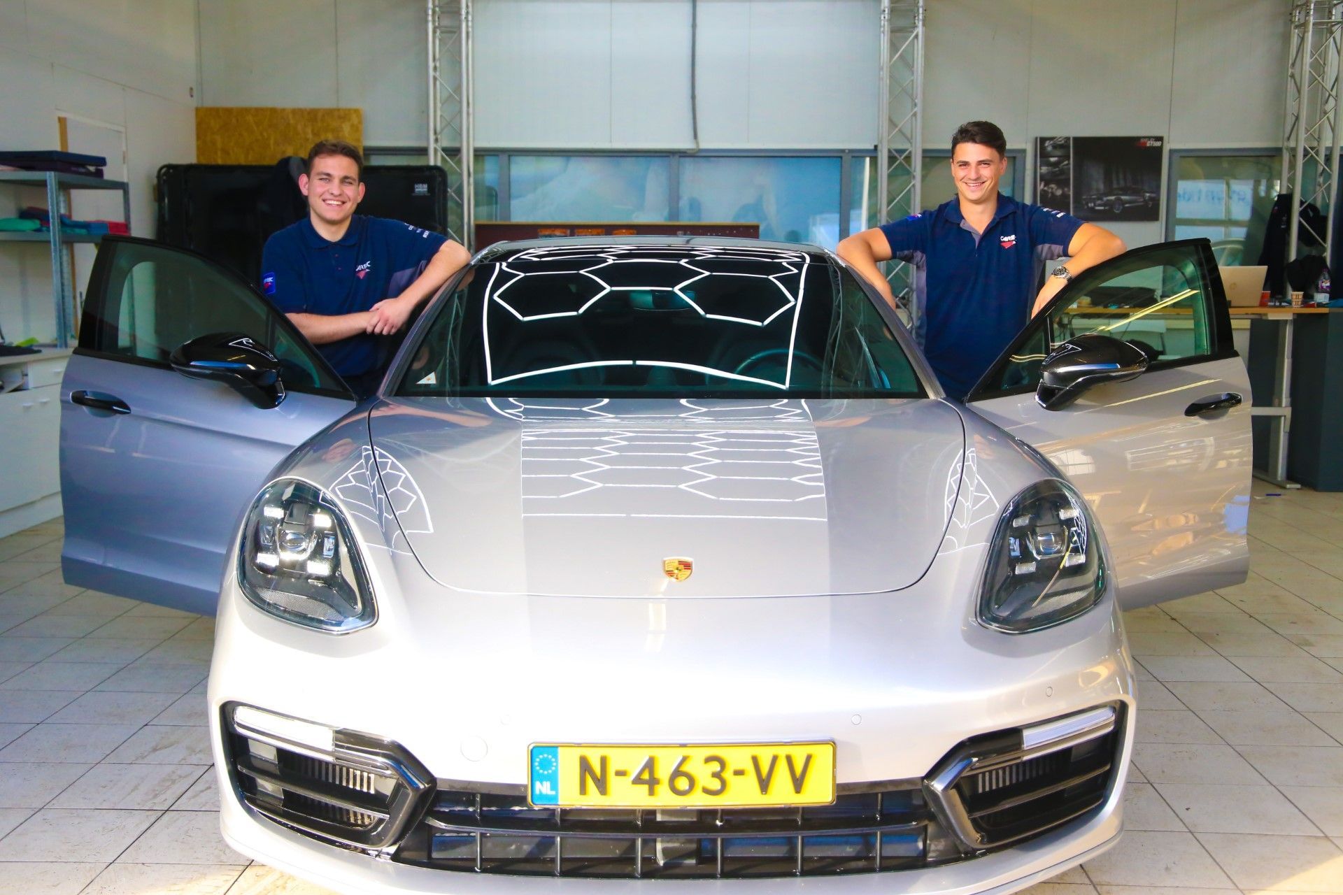 Dit is een foto van Mike & Jasper van Car Clean professionals die bij een auto staan