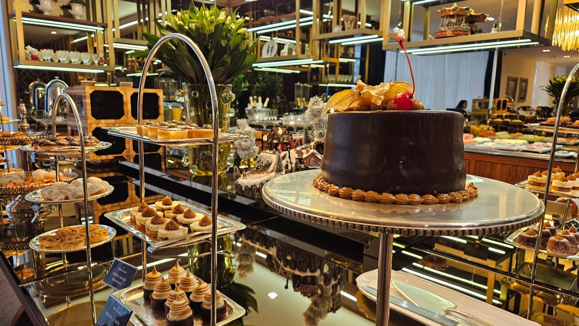 Restaurante com mesas e cadeiras preparadas para buffet.