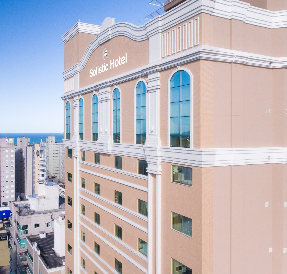 Um grande edifício com a palavra hotel