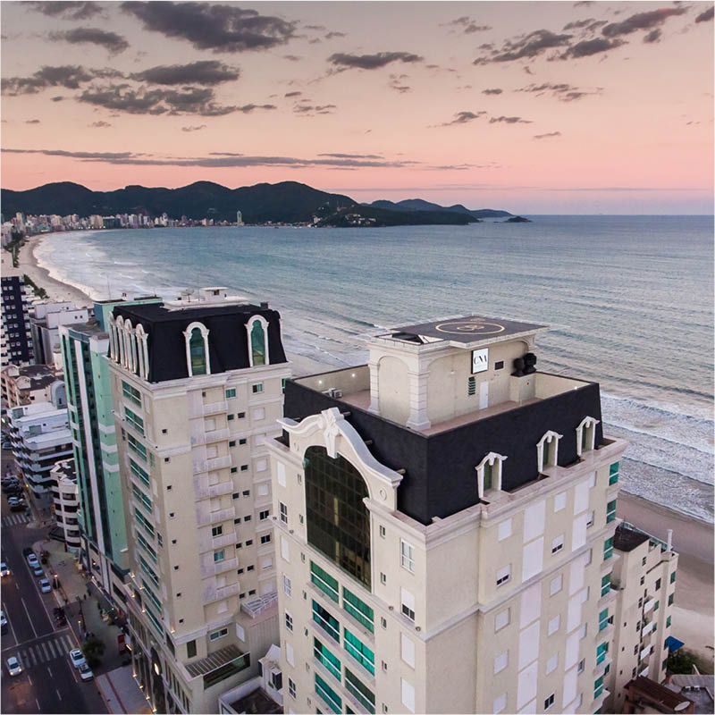 Beira-mar de Itapema ao entardecer.