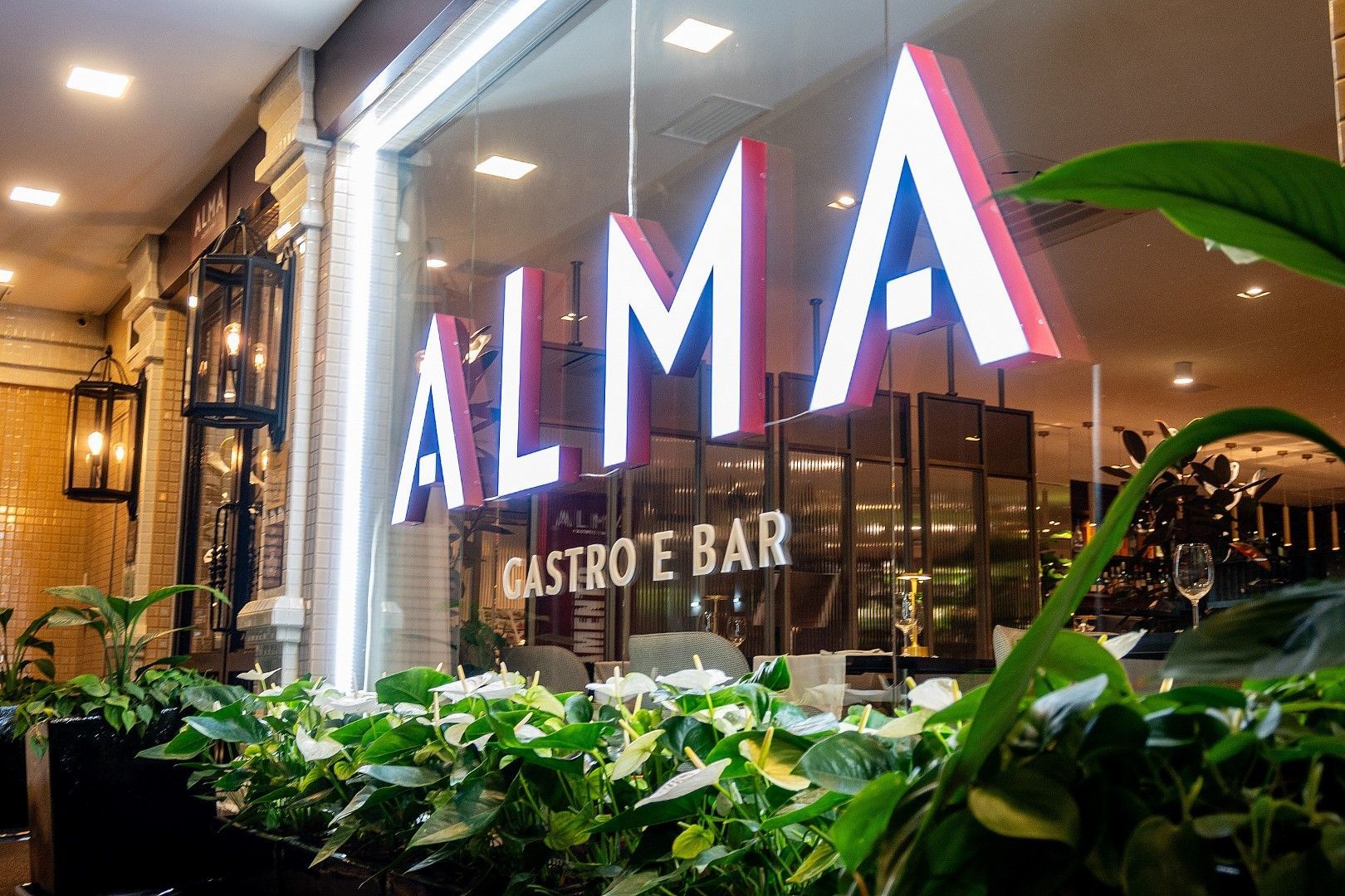 Um restaurante com uma placa que diz alma