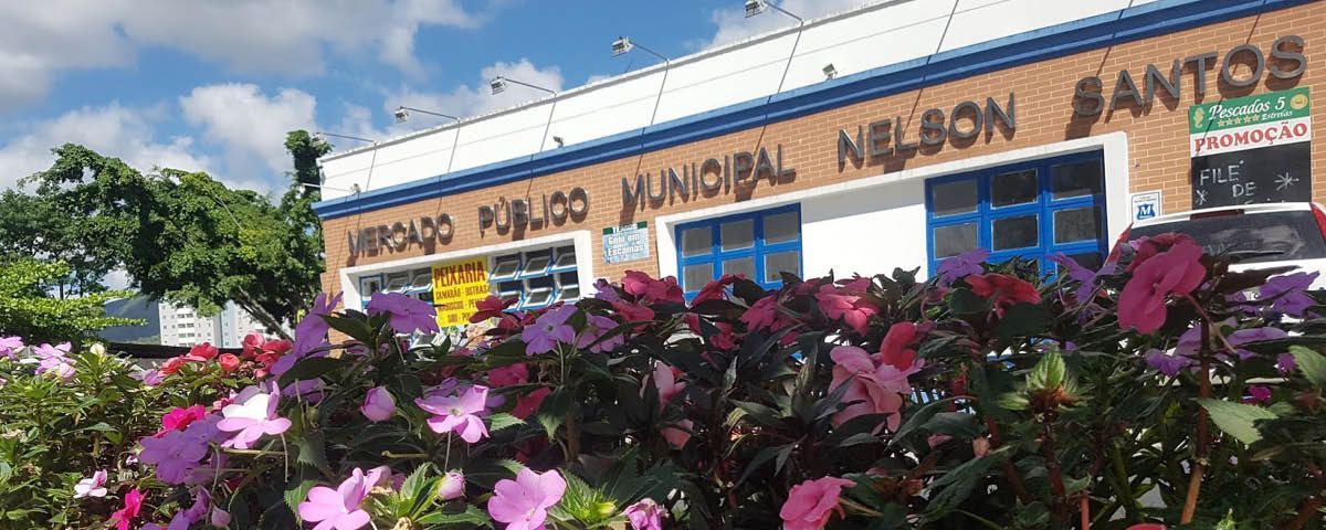 Um prédio com flores na frente que diz santos