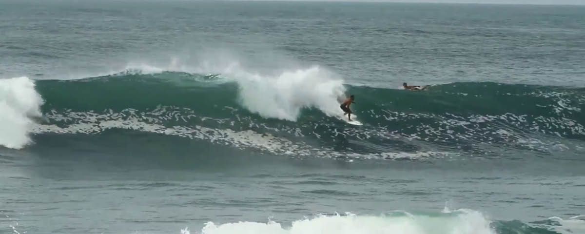 Um surfista está pegando uma onda no oceano.