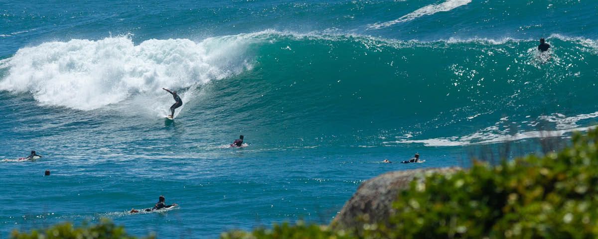 Um surfista está pegando uma onda no oceano.
