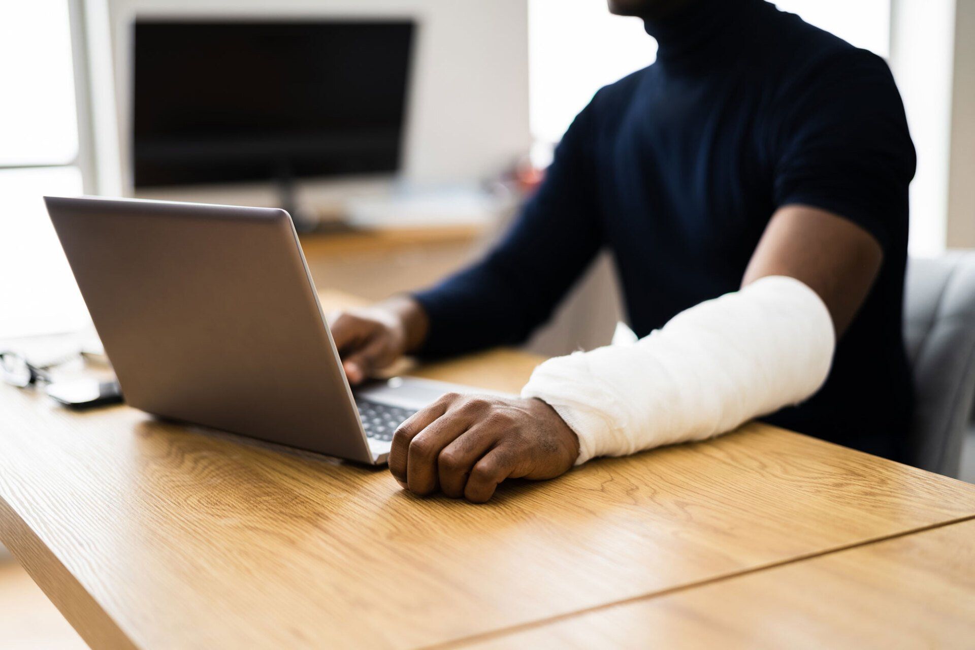 Worker with Injured Arm — Metairie, LA — Bernard V Davis, Attorney At Law Worker with Injured Arm — Metairie, LA — Bernard V Davis, Attorney At Law