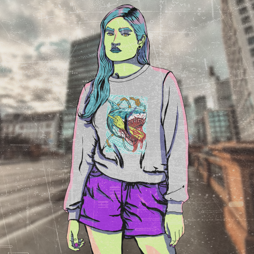 Mulher com moletom estampado e shorts roxos em pé no terraço de um prédio na cidade, com o horizonte desfocado ao fundo.