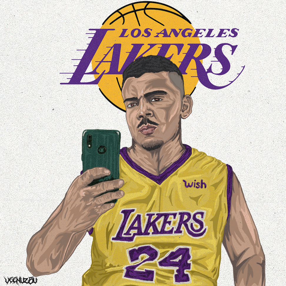 Torcedor do Los Angeles Lakers com uma camisa amarela número 24 tirando uma selfie no espelho, com o logotipo do time ao fundo.