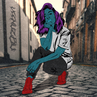 Mulher estilizada agachada em um beco de paralelepípedos, com cabelo roxo, pele azul-esverdeada e botas vermelhas.