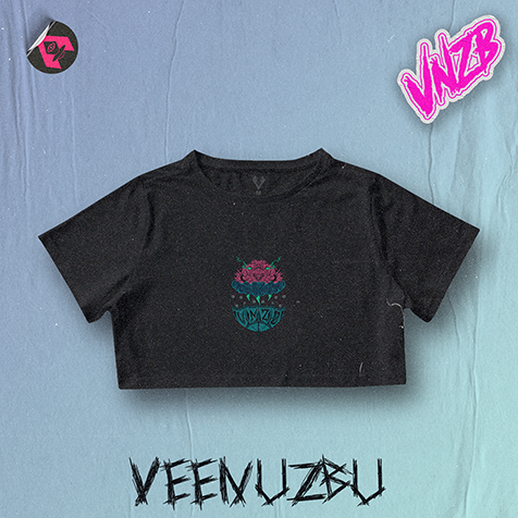 Camiseta preta cropped com estampa neon, exposta em uma parede azul com adesivos rosa com o logo.
