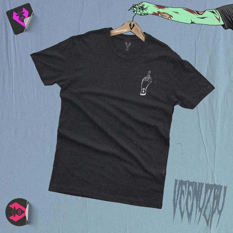 Camiseta preta pendurada em um cabide contra um fundo azul, com uma pequena estampa gráfica no peito.