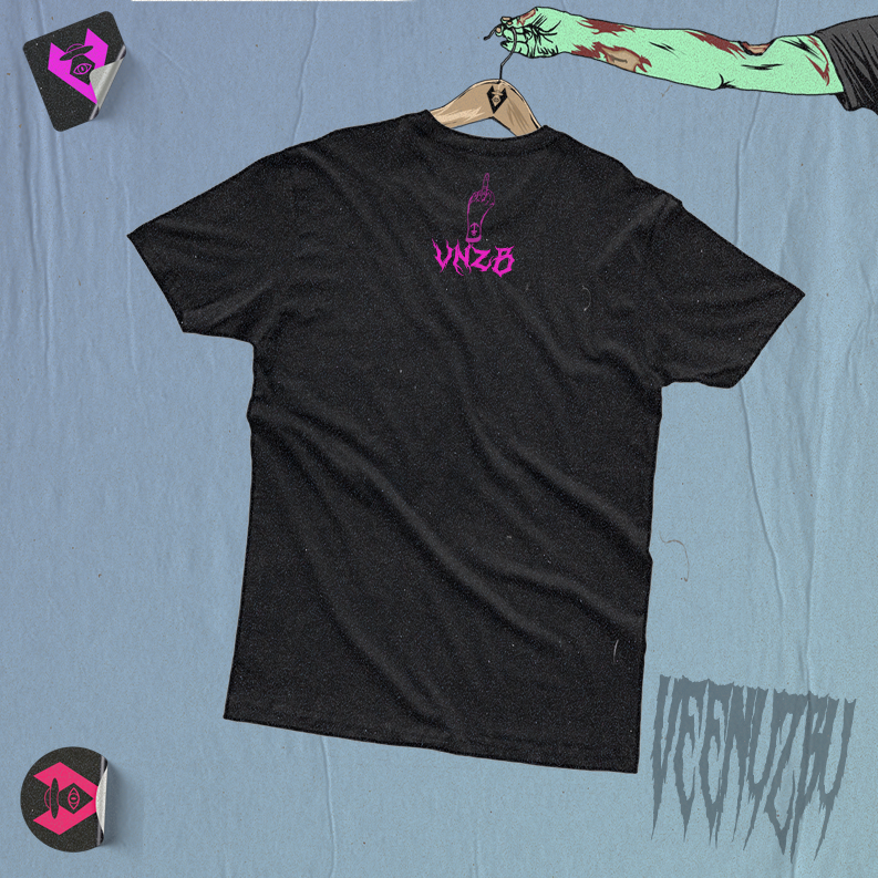 Camiseta preta estampada pendurada em um cabide sobre um fundo azul, com pequeno logotipo rosa neon e detalhes em estilo grafite.