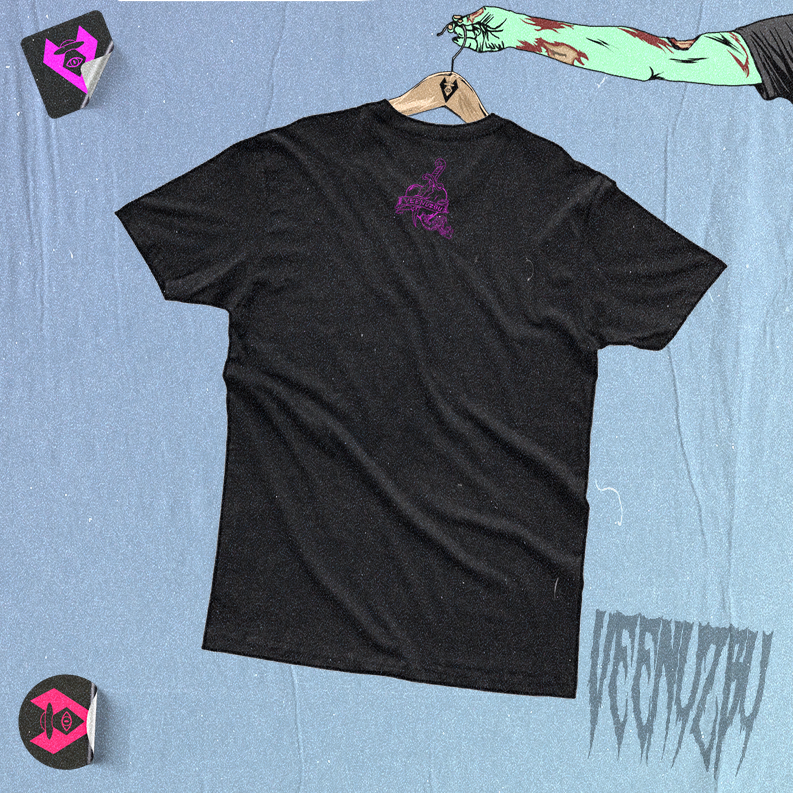 Camiseta preta pendurada sobre um fundo azul com pequenos detalhes gráficos ao redor.