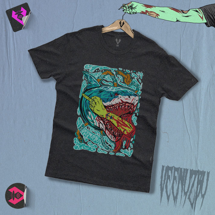 Camiseta preta com estampa gráfica colorida estendida sobre um fundo azul, com pequenos adesivos e um cabide por perto.