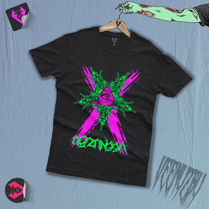 Camiseta preta com estampa gráfica em verde neon e rosa pendurada em um cabide sobre um fundo azul.