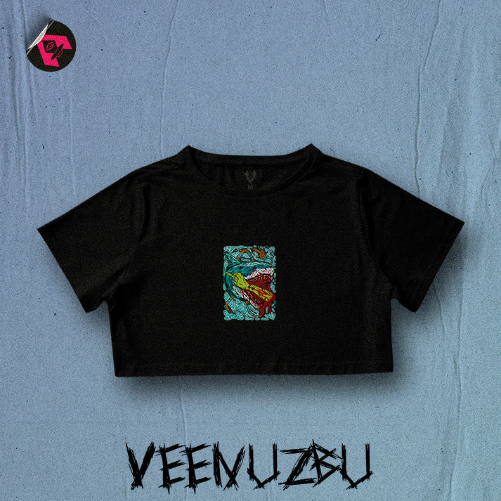 Camiseta preta com uma pequena estampa colorida centralizada no peito sobre um fundo azul.