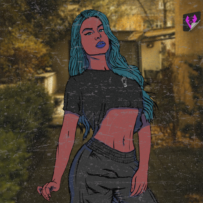 Mulher estilizada com top curto e calça preta, cabelo azul-petróleo, em pé ao ar livre ao entardecer.