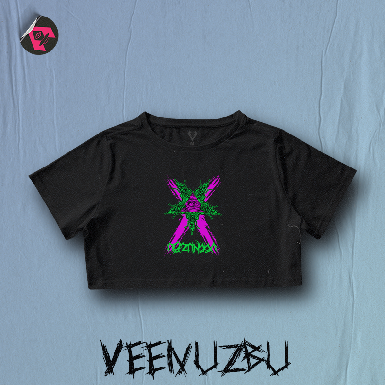 Camiseta preta com estampa rosa neon e verde sobre fundo azul.