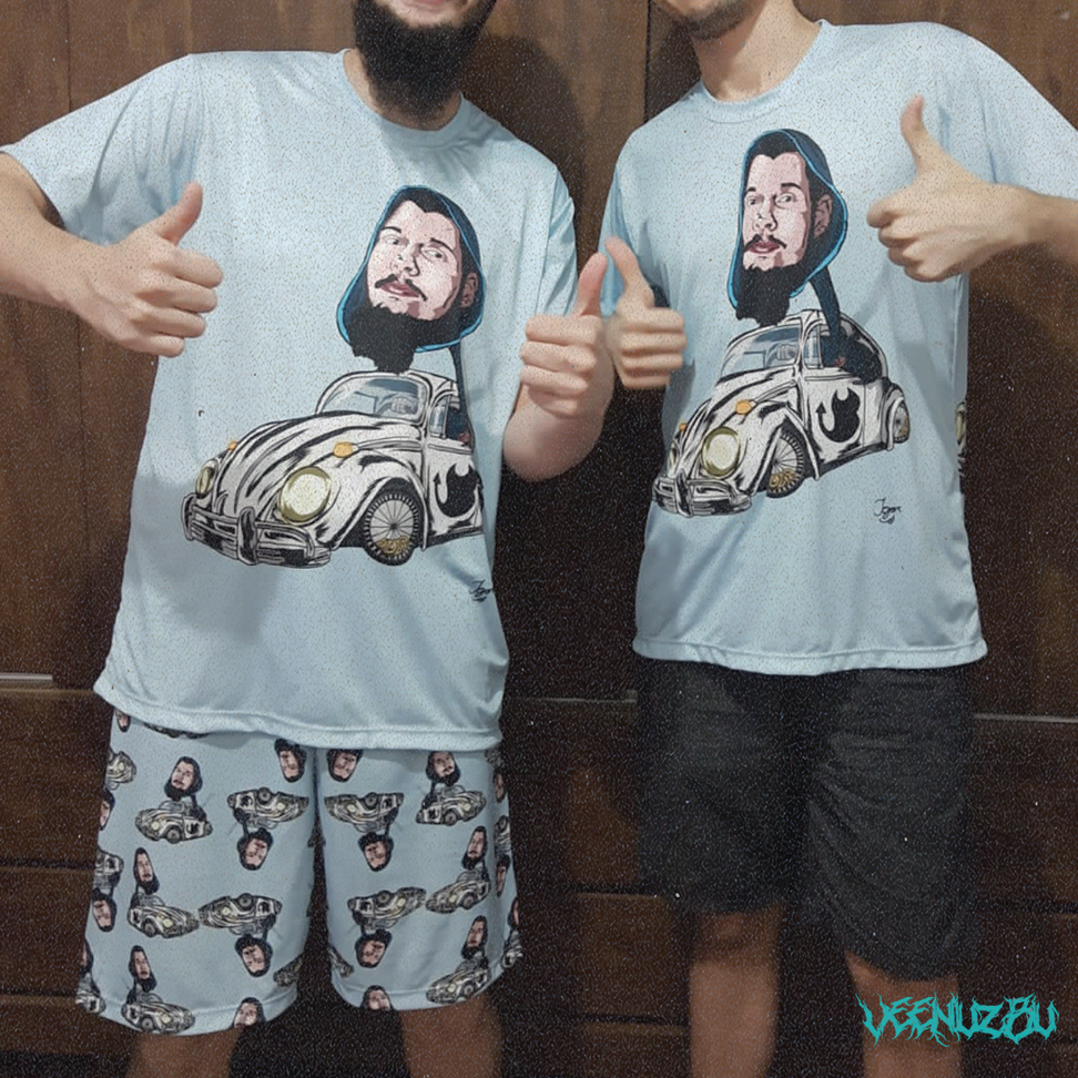 Duas pessoas vestindo camisetas e shorts azul-claros iguais fazem um sinal de positivo em frente a um espelho.