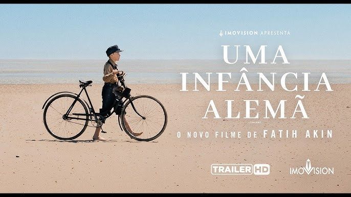 Mulher andando de bicicleta na praia ao pôr do sol, com a legenda em português “Uma Infância Alemã”.