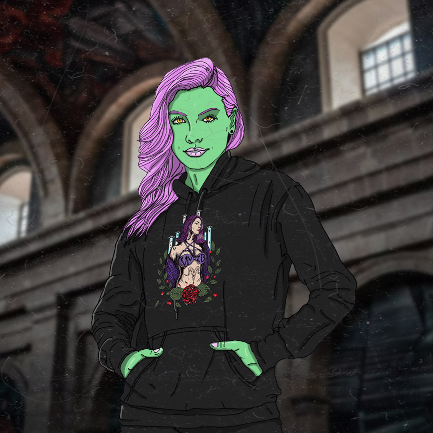 Mulher de pele verde e cabelo roxo, vestindo um moletom preto com capuz, em pé em um corredor de pedra pouco iluminado.
