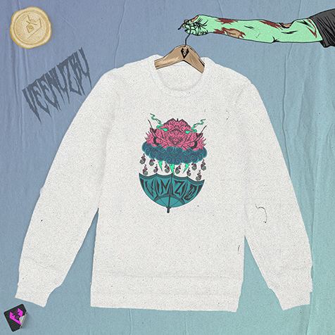 Suéter branco pendurado em um cabide com estampa floral rosa e verde-azulada sobre fundo azul.