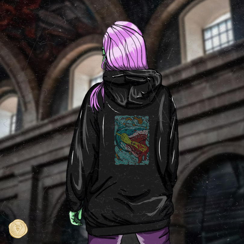 Pessoa de moletom preto com cabelo roxo caminhando por um corredor de tijolos mal iluminado.