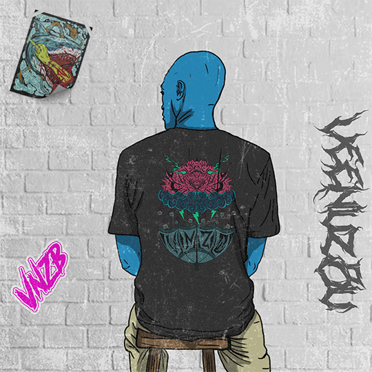 Uma pessoa com máscara azul e camisa preta está encostada em uma parede cinza com grafites e um pequeno cartaz.