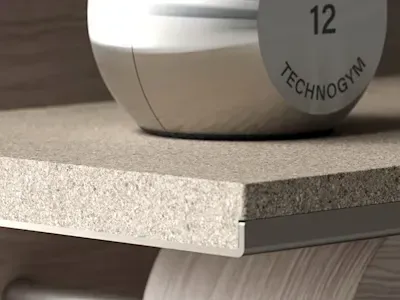 Крупни план Техногим тега од 12 килограма који лежи на дрвеној полици са металном ивичном обрадом.