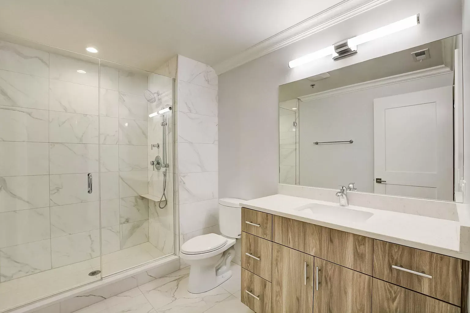 a bathroom with a toilet , sink , and shower .