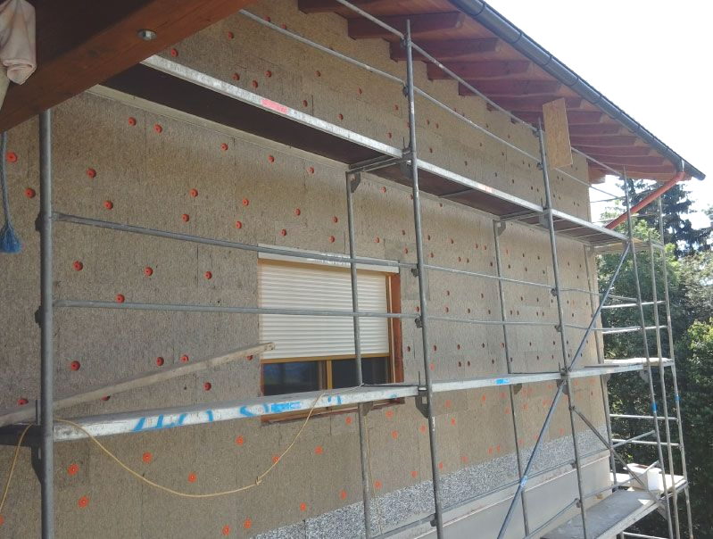 Außenwand eines im Bau befindlichen Gebäudes mit Gerüst. 