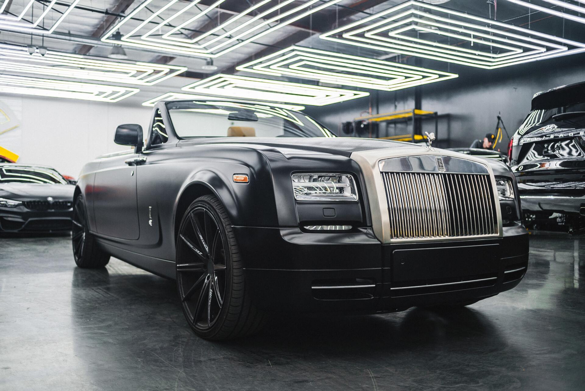 modern-black-car-parked-in-garage-3849549.jpg