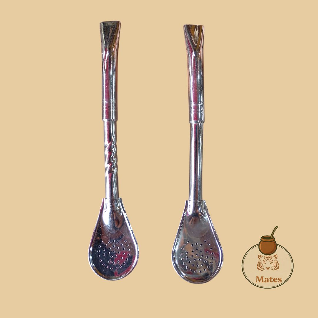 Dos bombillas metálicas (pajitas para yerba mate) sobre fondo beige, con logotipo.