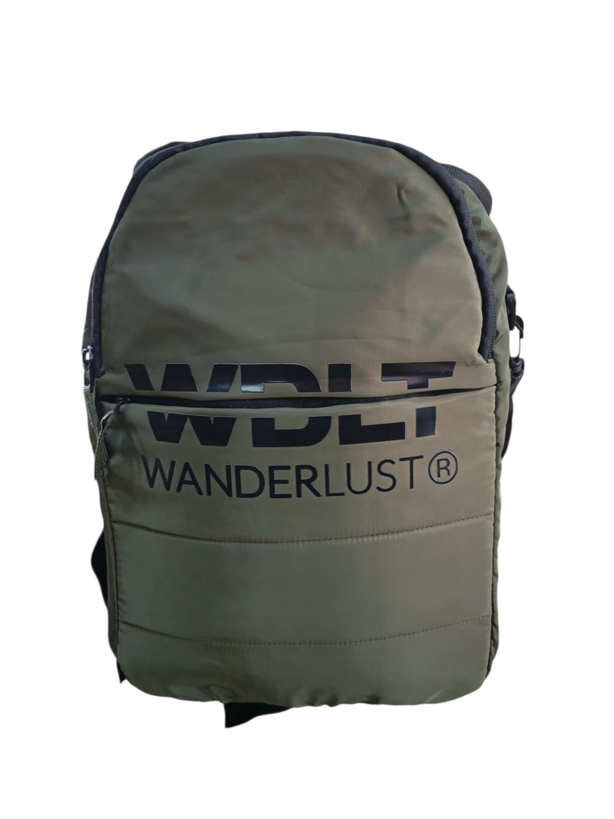 Mochila verde oliva con la inscripción "WDLT WANDERLUST®" impresa en negro en la parte delantera.