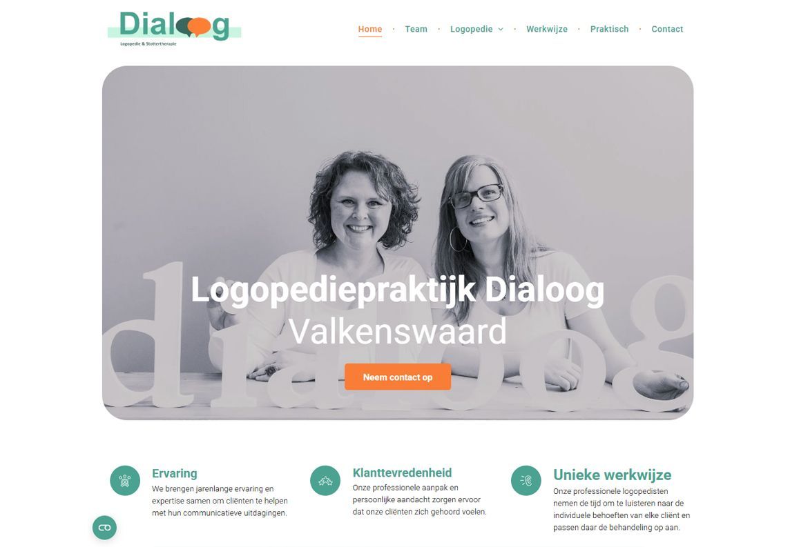 Twee vrouwen zitten naast elkaar op een website.