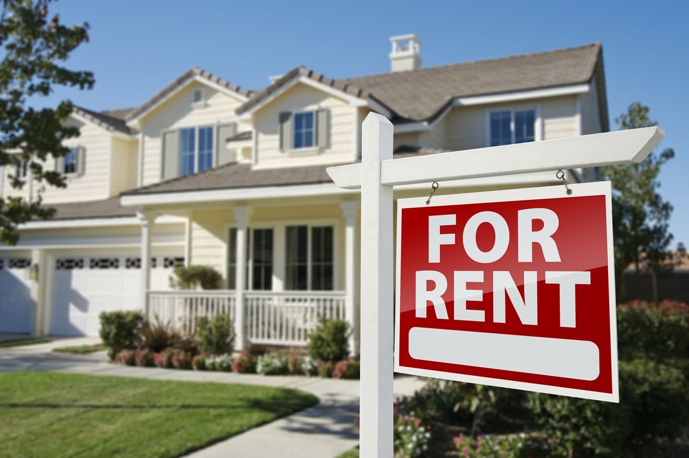 house with for rent sign in the yard