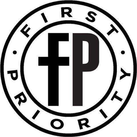 A black and white logo with the letter fp in a circle.