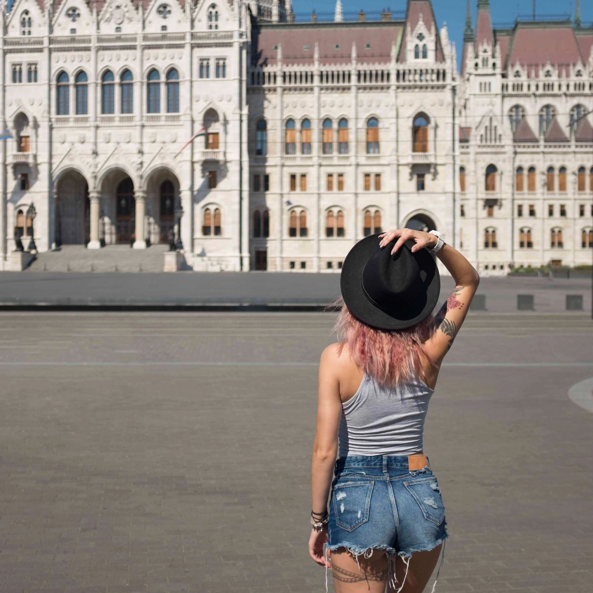 Consulente di viaggio professionale che discute dell'itinerario con i clienti presso l'agenzia Vacantour.